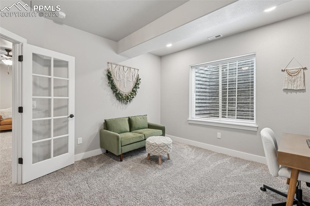 Image 27 of 43: Office