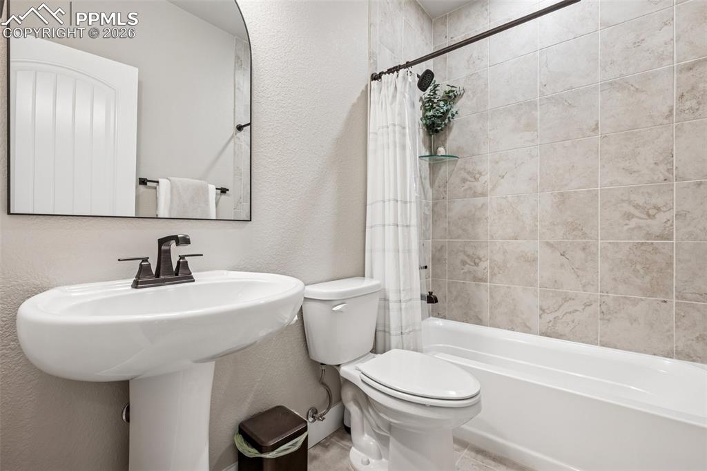 Image 29 of 43: Bathroom