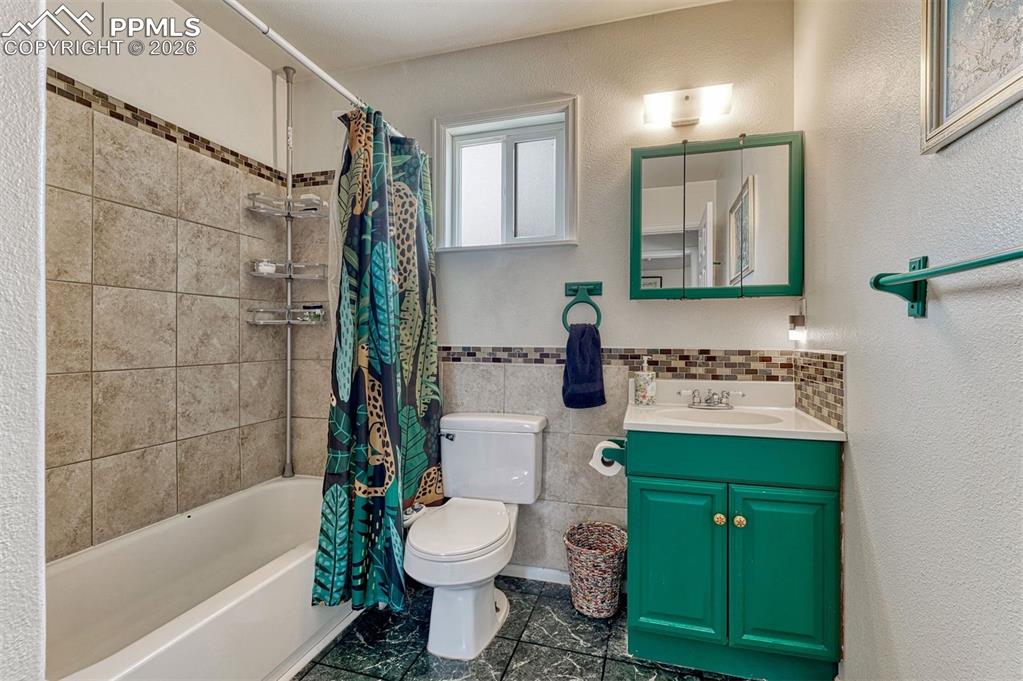 Image 12 of 25: Bathroom