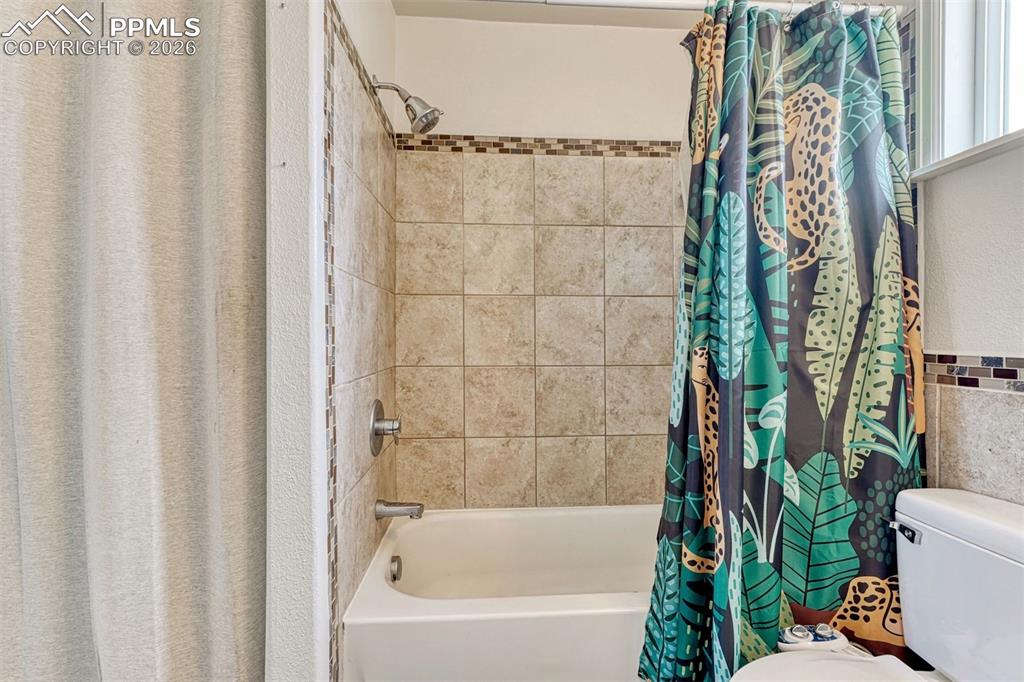 Image 13 of 25: Bathroom