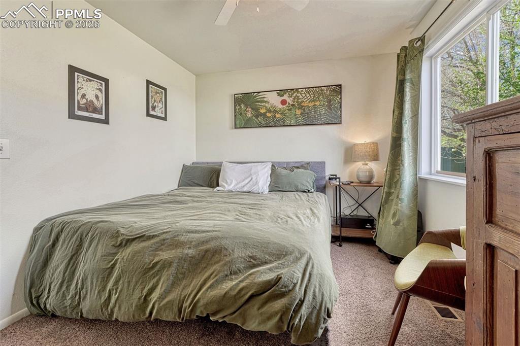 Image 14 of 25: Bedroom