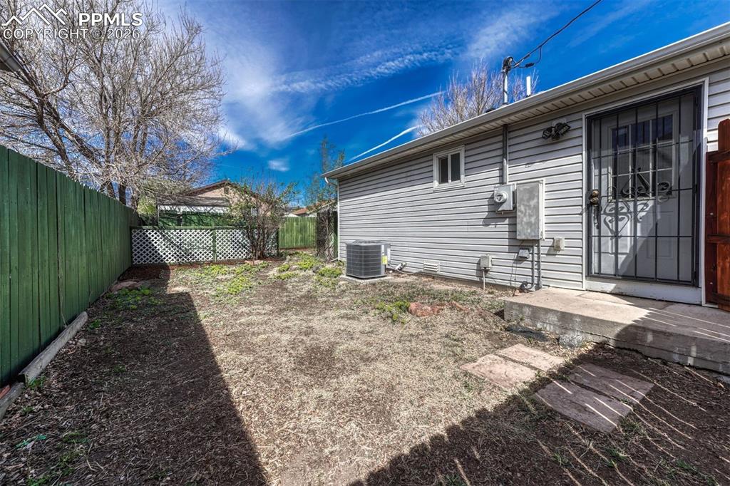 Image 20 of 25: Yard