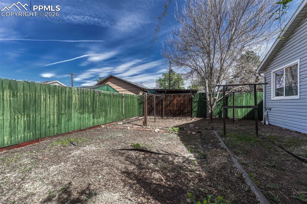 Image 23 of 25: Yard