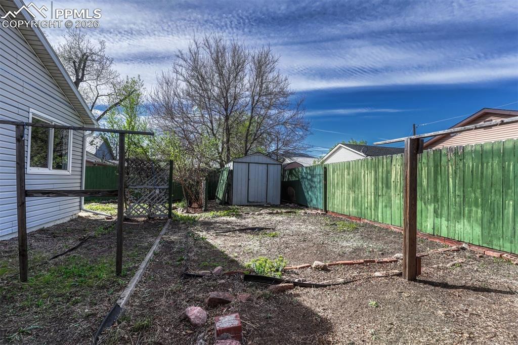 Image 24 of 25: Yard