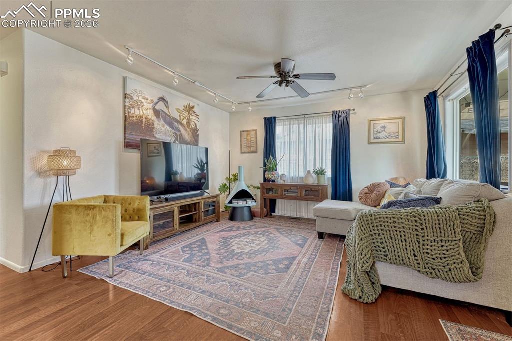 Image 5 of 25: Living Room