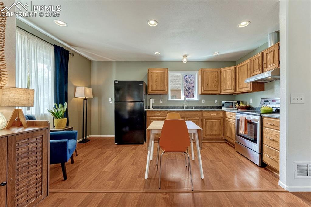 Image 6 of 25: Kitchen