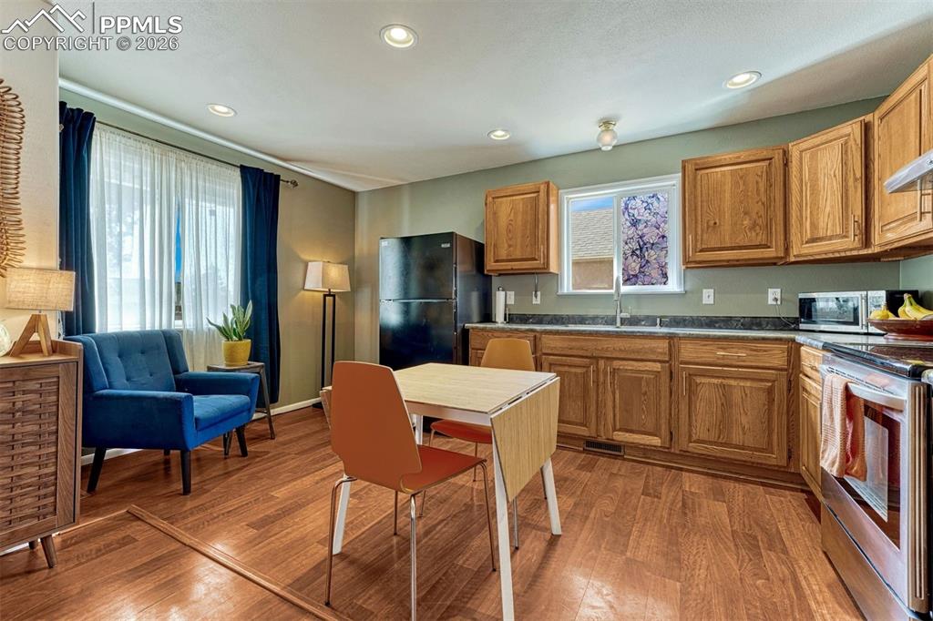 Image 7 of 25: Kitchen