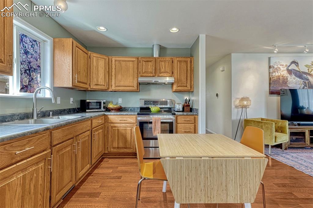 Image 8 of 25: Kitchen