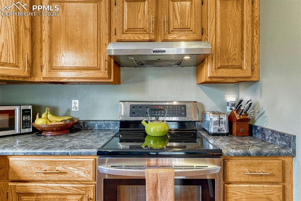 Image 9 of 25: Kitchen