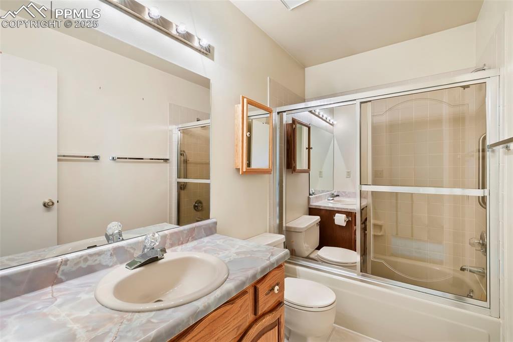 Image 20 of 32: Main level hall bath