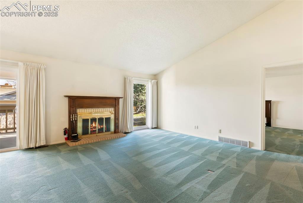 Image 4 of 32: Living Room