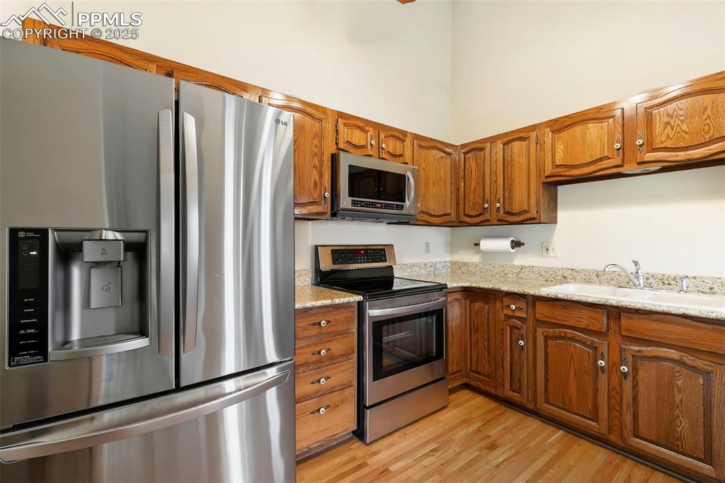 Image 8 of 32: Kitchen