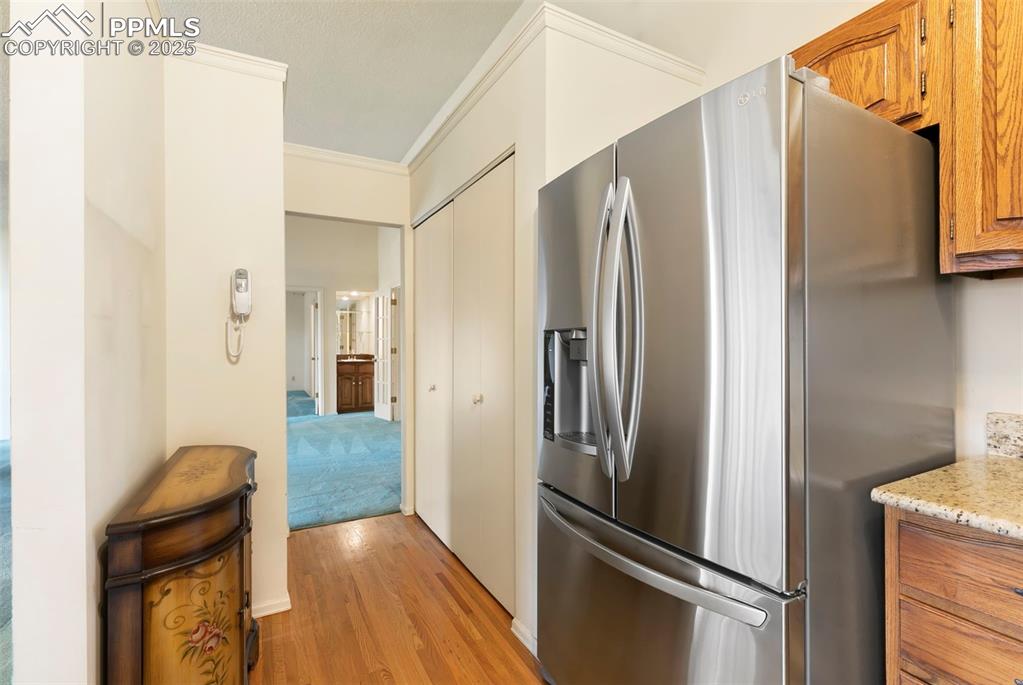 Image 9 of 32: Kitchen