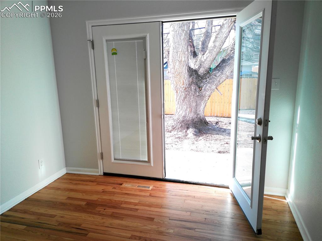 Image 18 of 46: Dining Area