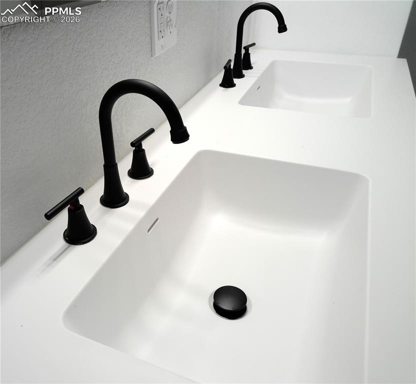 Image 25 of 46: Bathroom