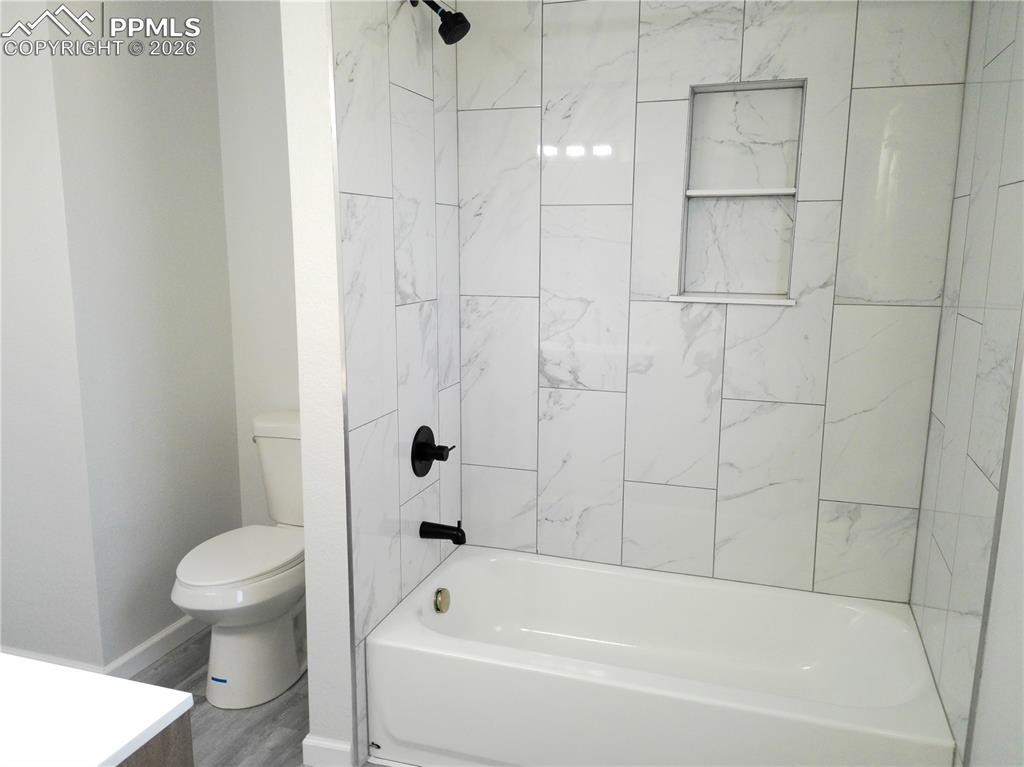 Image 26 of 46: Bathroom