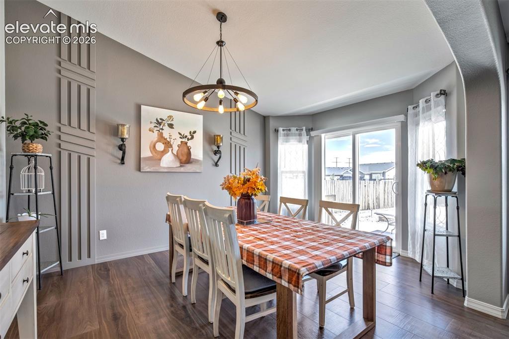 Image 11 of 50: Dining Area