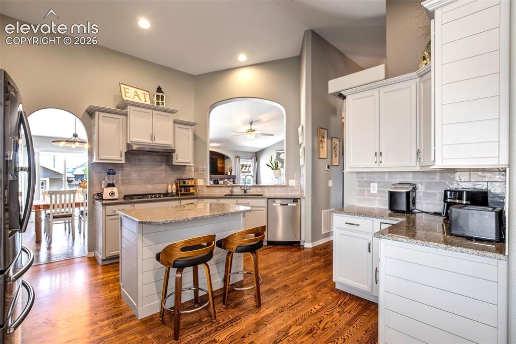 Image 14 of 50: Kitchen