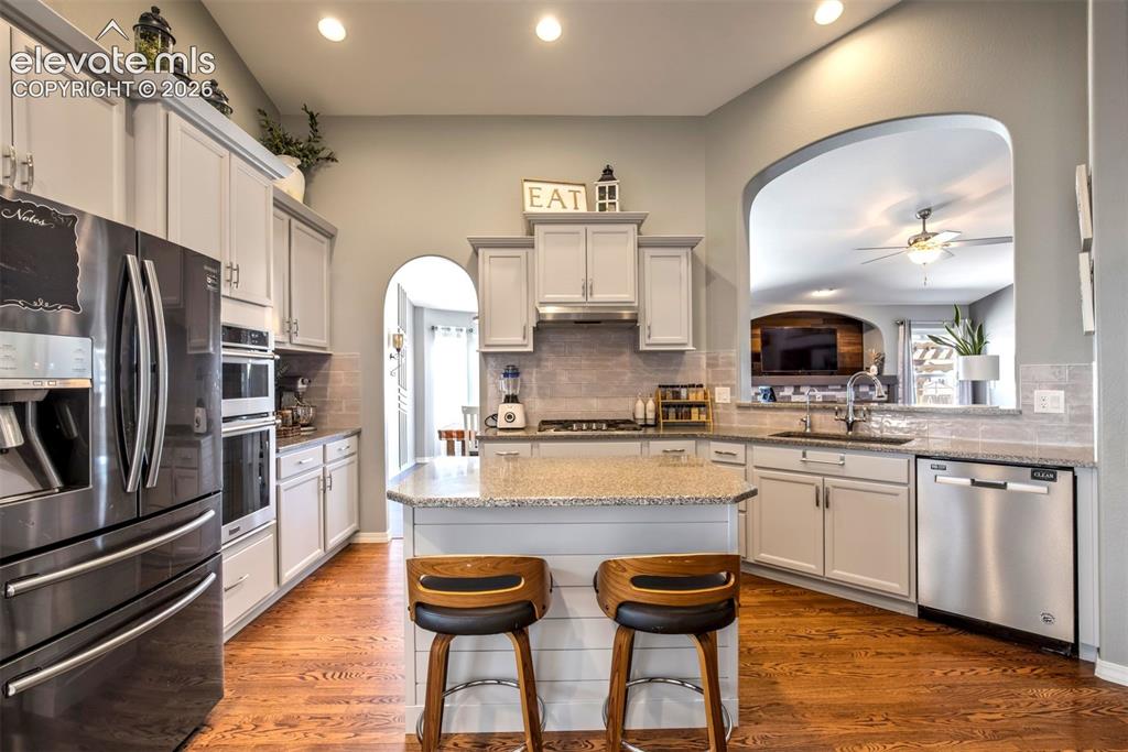 Image 16 of 50: Kitchen