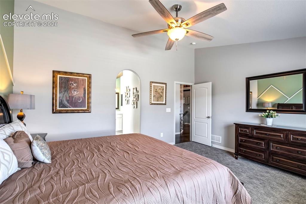 Image 19 of 50: Bedroom