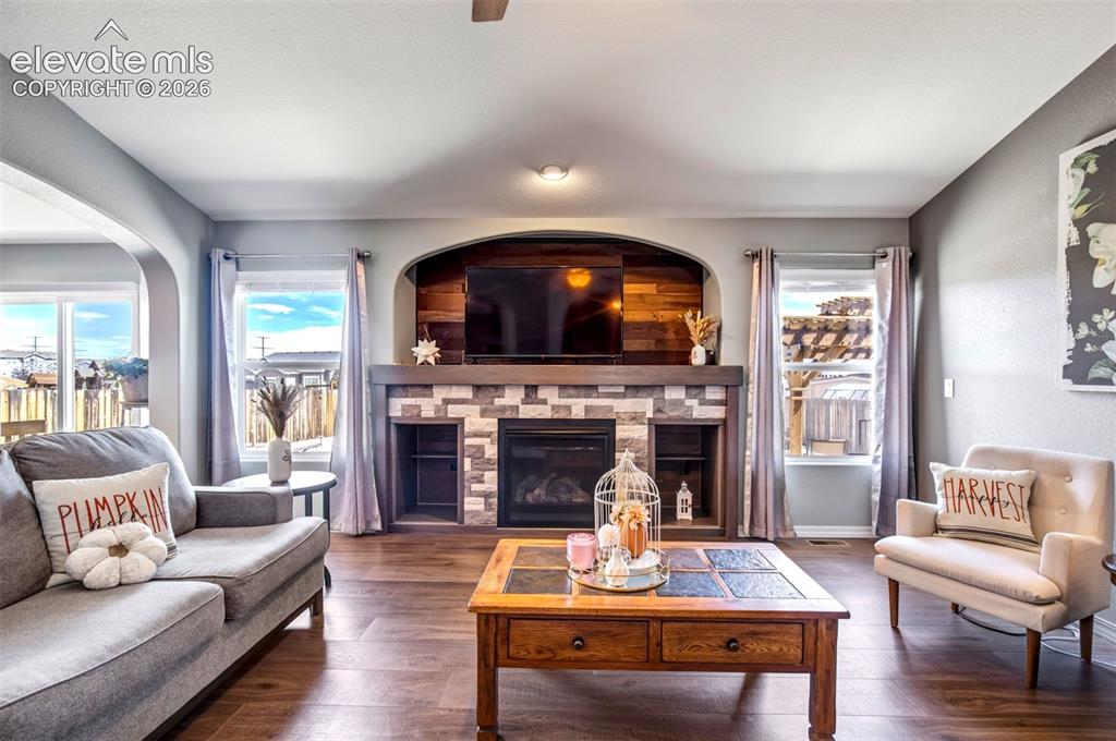 Image 8 of 50: Living Room