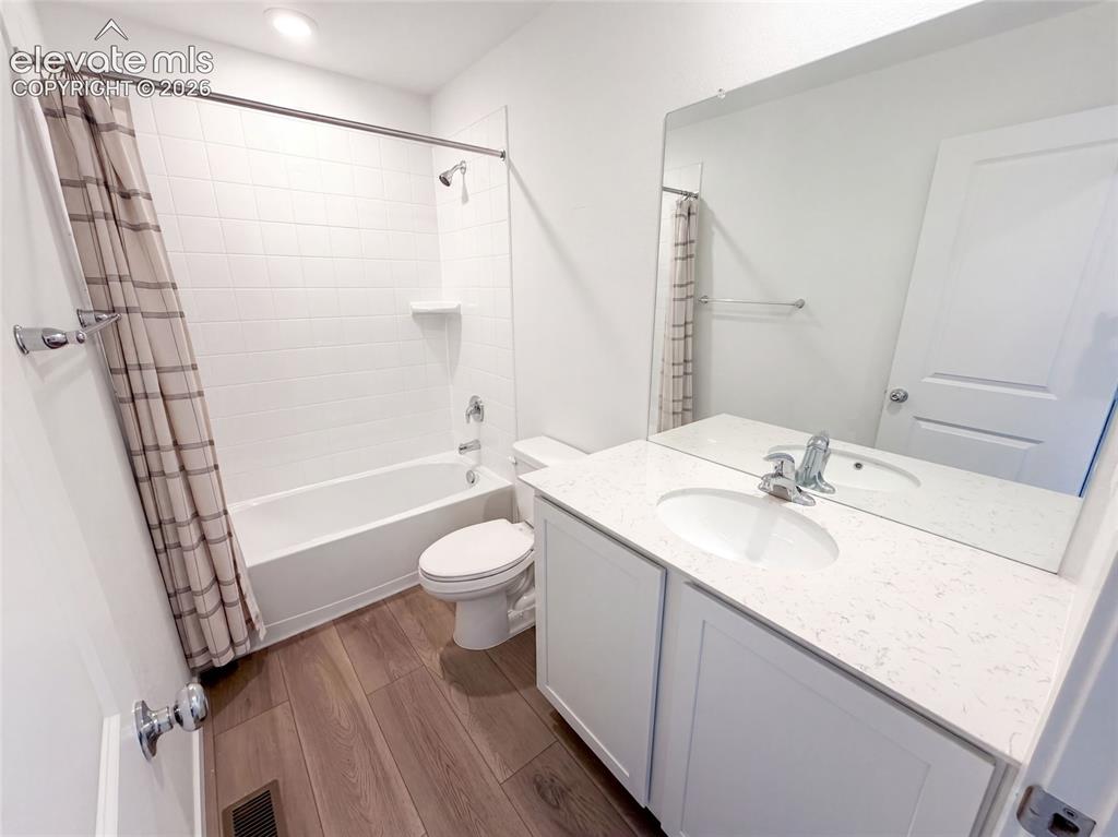 Image 13 of 28: Bathroom
