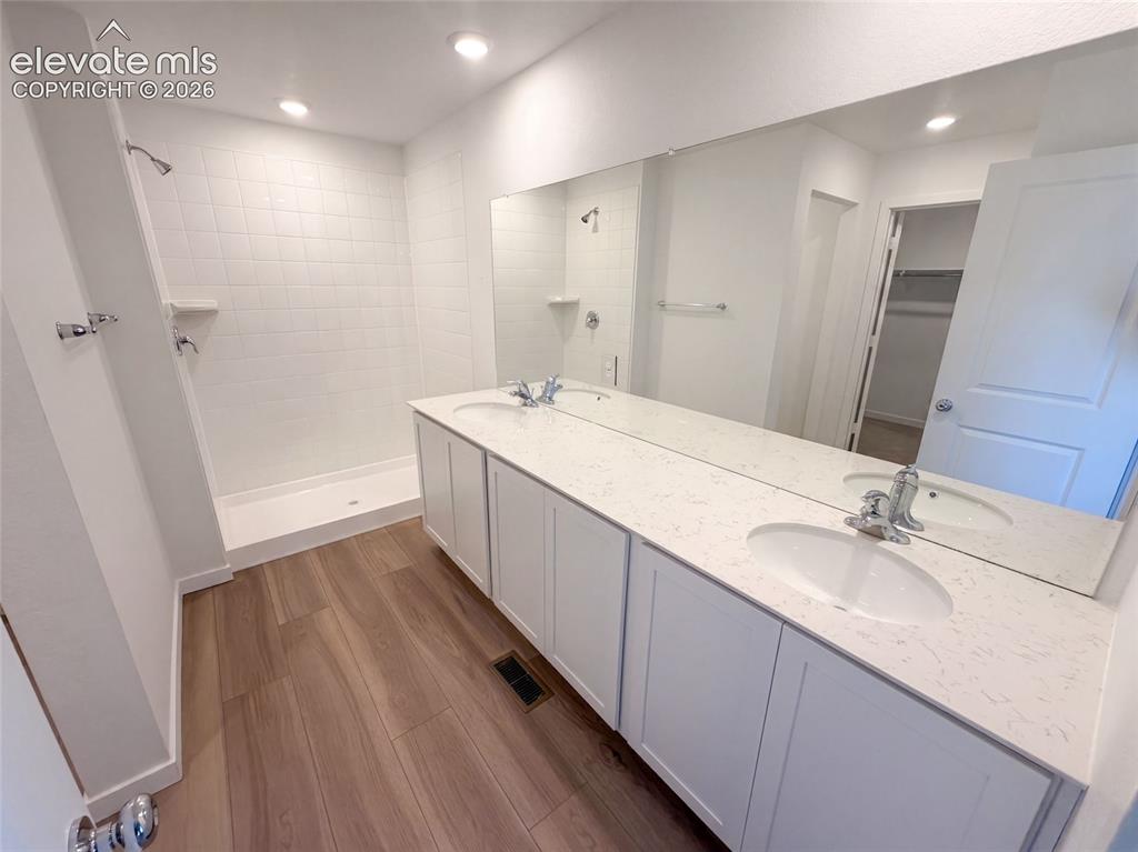 Image 16 of 28: Bathroom