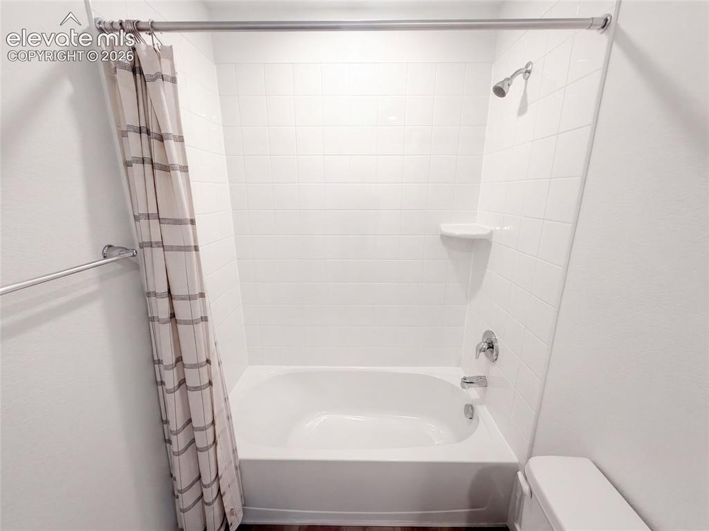 Image 21 of 28: Bathroom