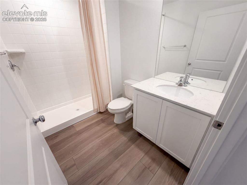 Image 26 of 28: Bathroom