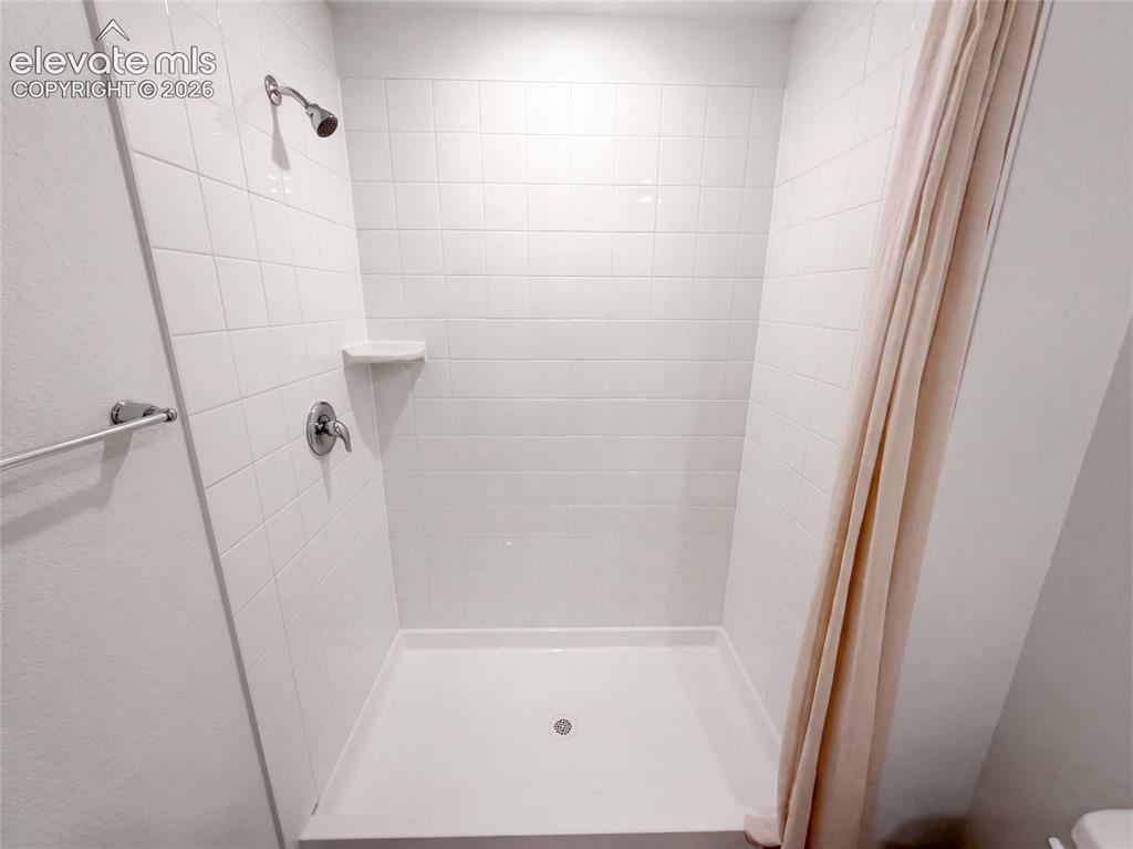 Image 27 of 28: Bathroom