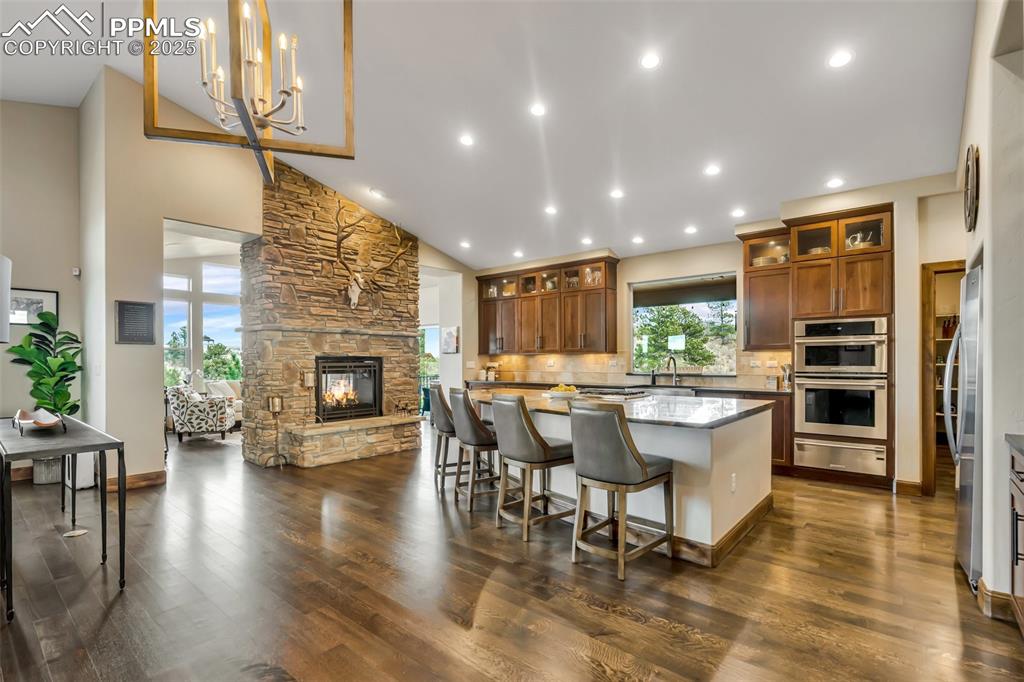 Image 10 of 50: Kitchen