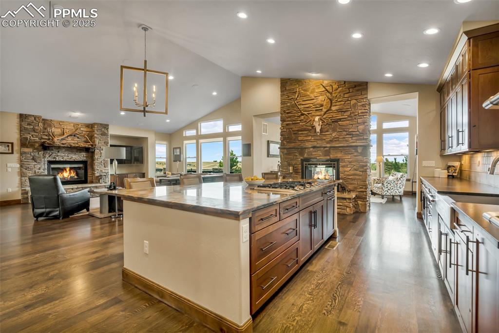 Image 11 of 50: Kitchen