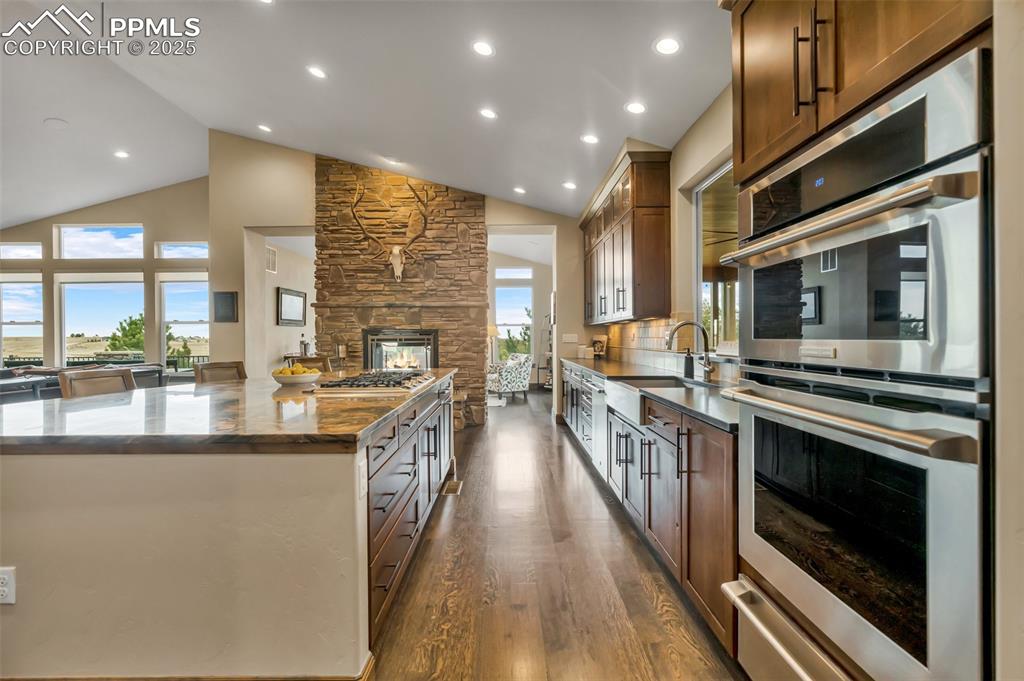 Image 13 of 50: Kitchen