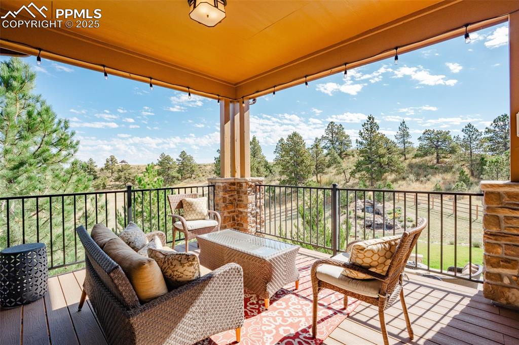 Image 16 of 50: Balcony