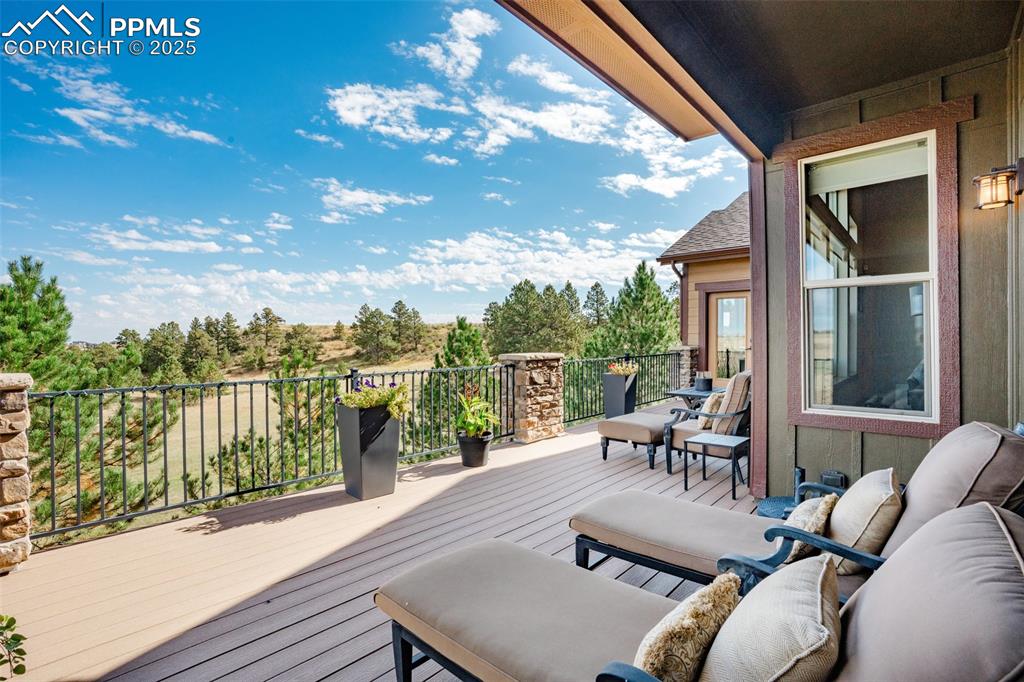 Image 17 of 50: Deck