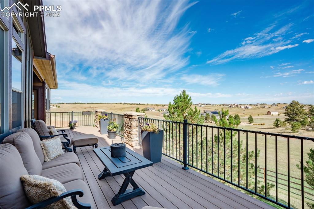 Image 18 of 50: Deck