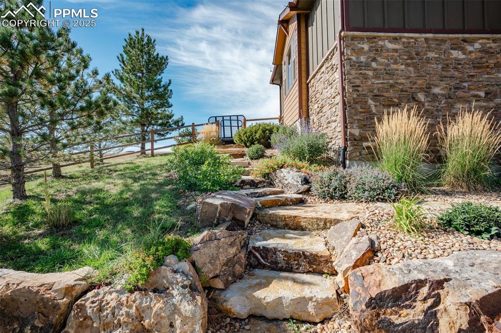 Image 19 of 50: Yard