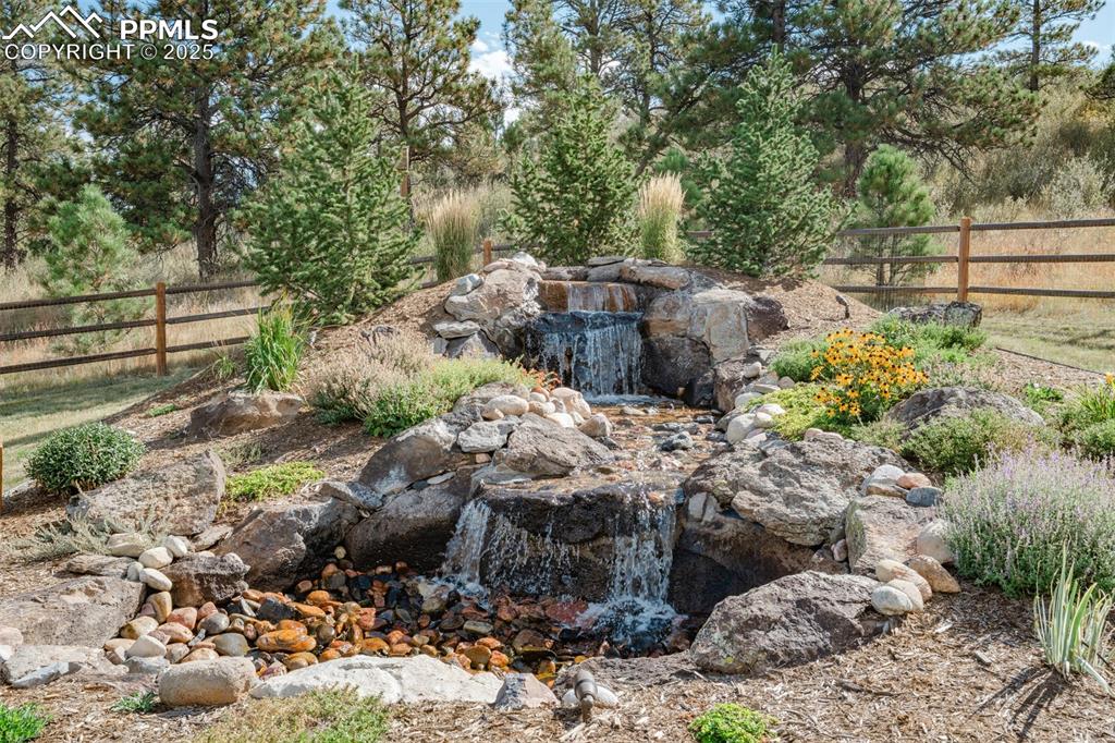 Image 21 of 50: Yard