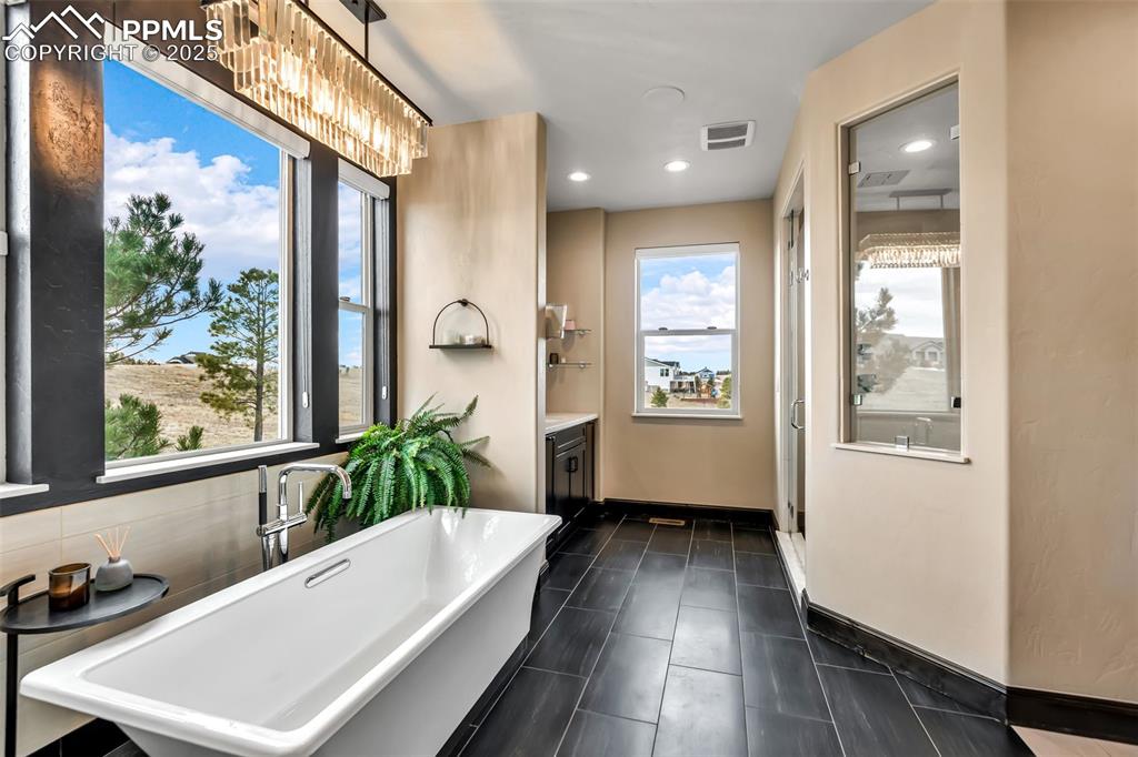 Image 27 of 50: Bathroom