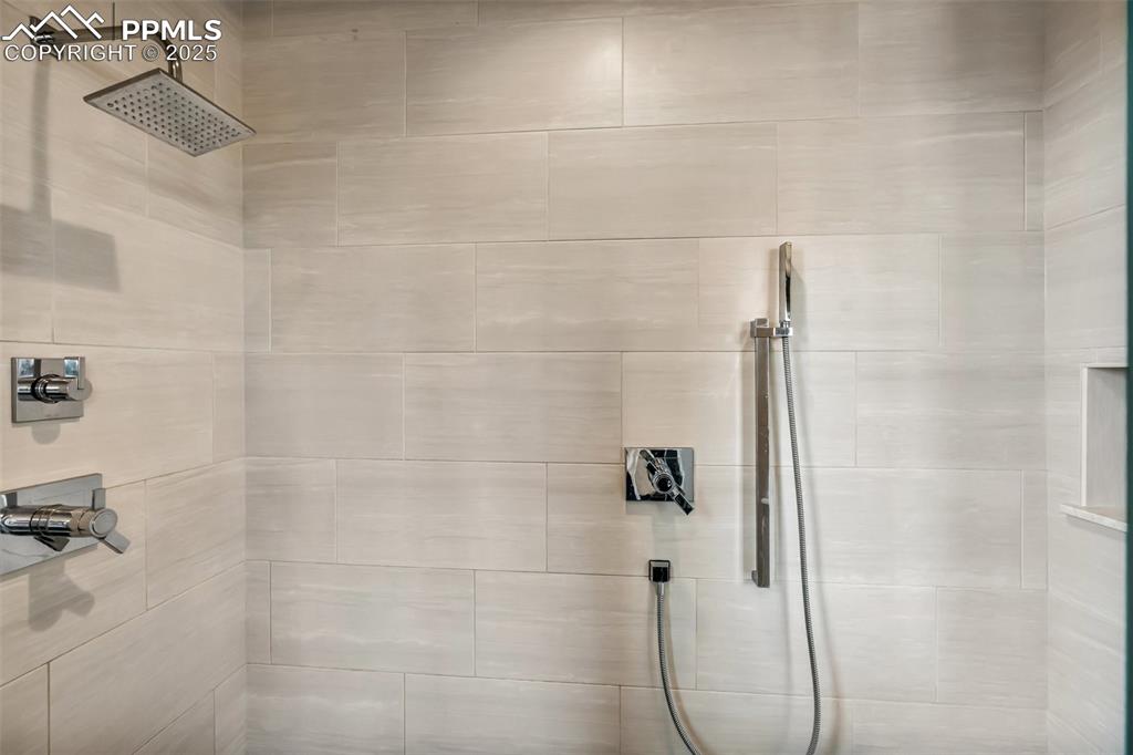 Image 28 of 50: Bathroom