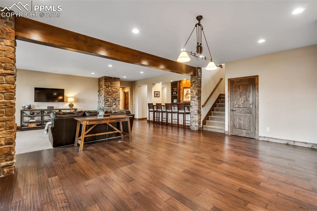 Image 43 of 50: Living Room