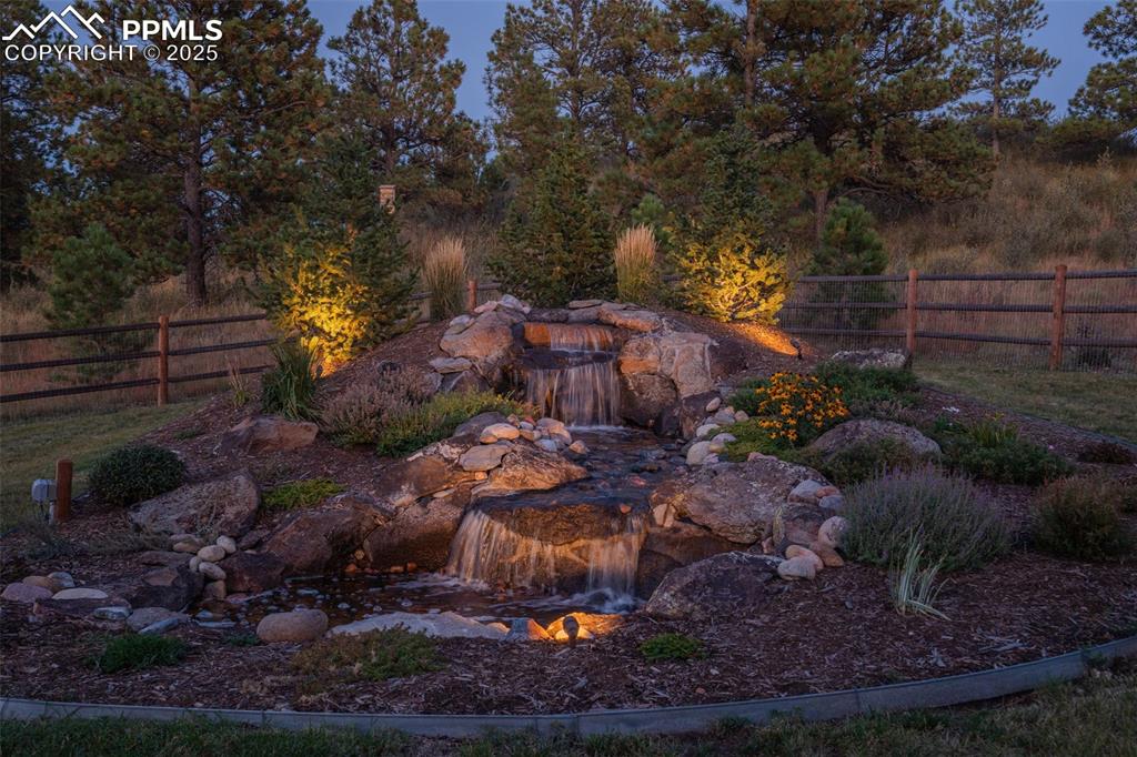 Image 49 of 50: Yard