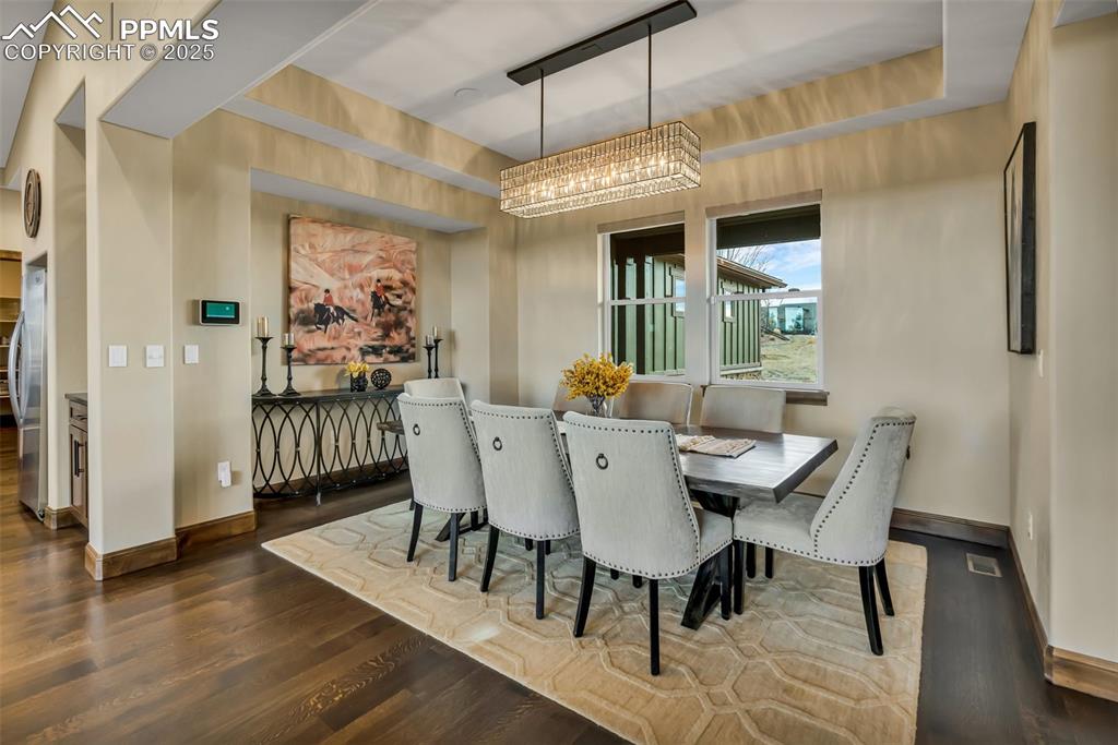 Image 5 of 50: Dining Area