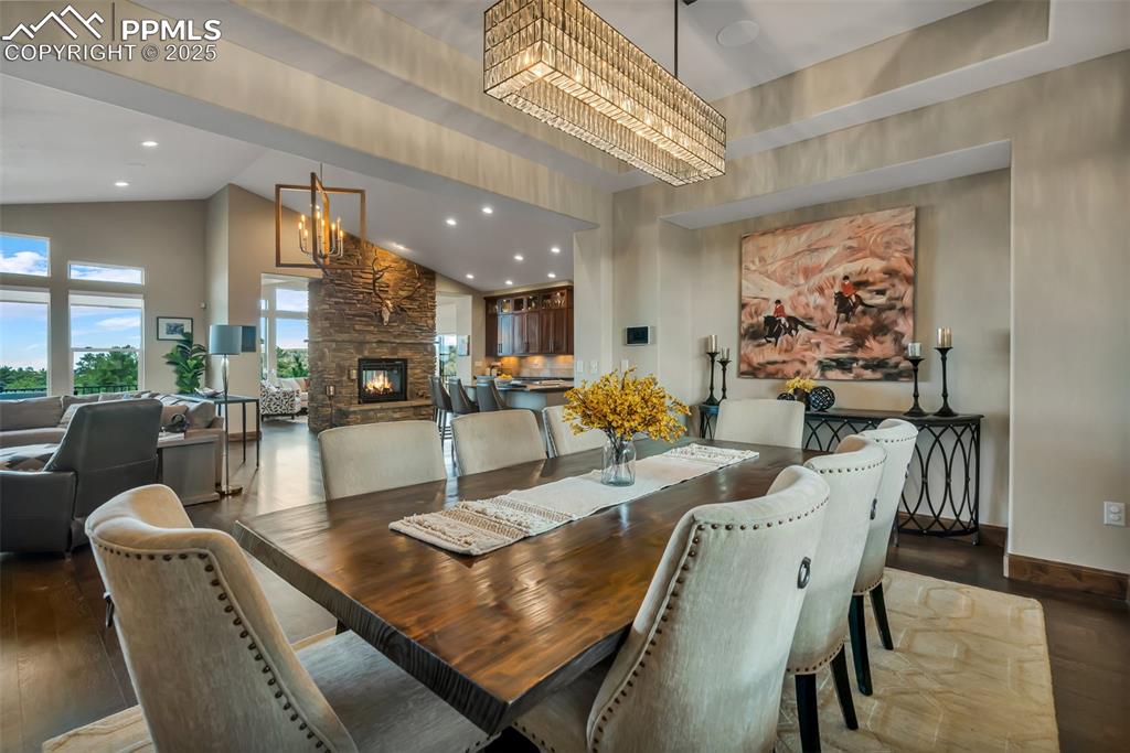 Image 6 of 50: Dining Area