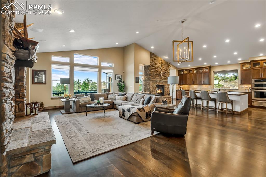 Image 7 of 50: Living Room