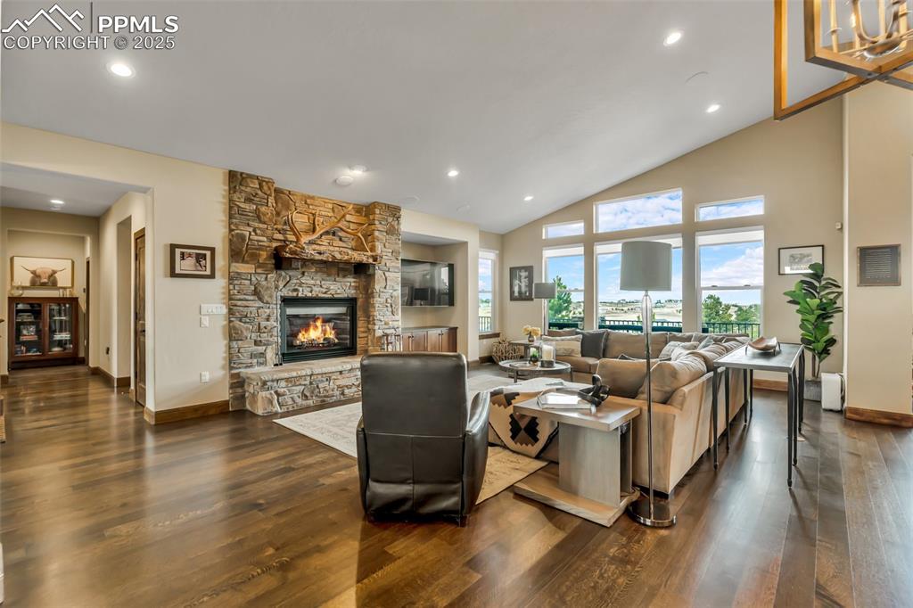 Image 8 of 50: Living Room