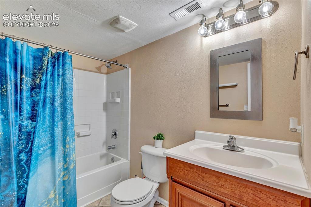 Image 22 of 23: Bathroom