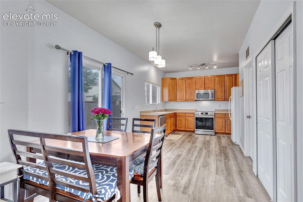 Image 6 of 23: Dining Area