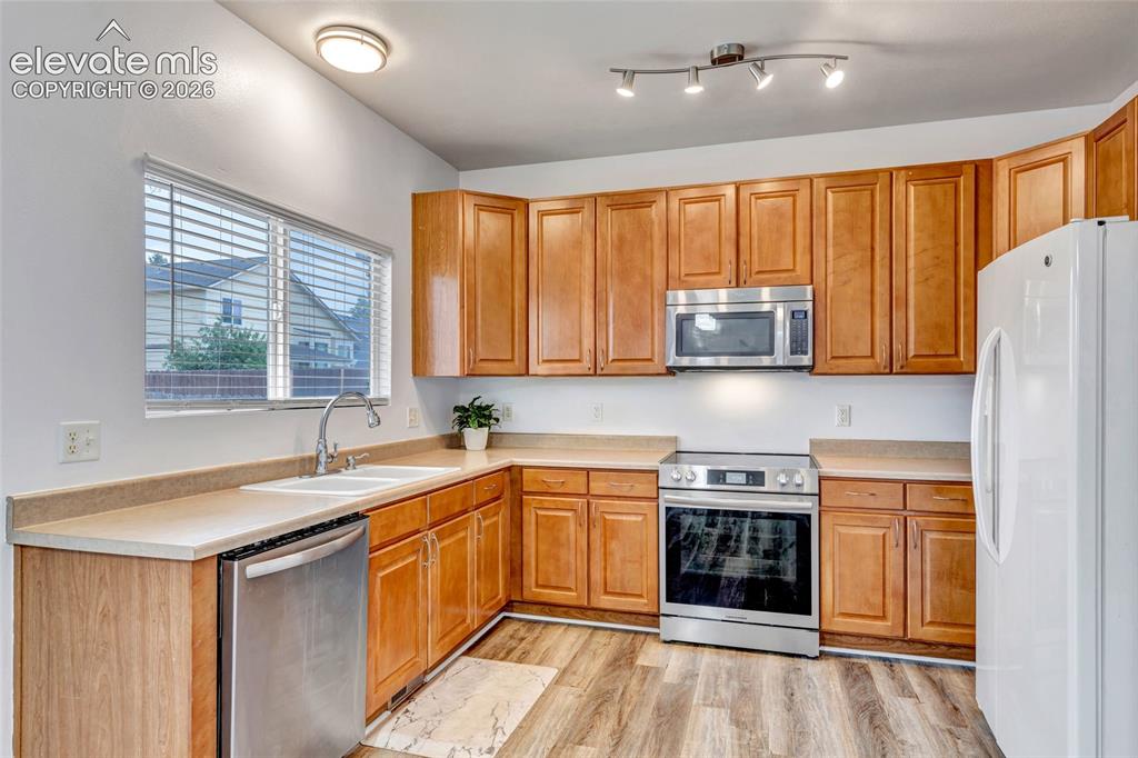 Image 8 of 23: Kitchen