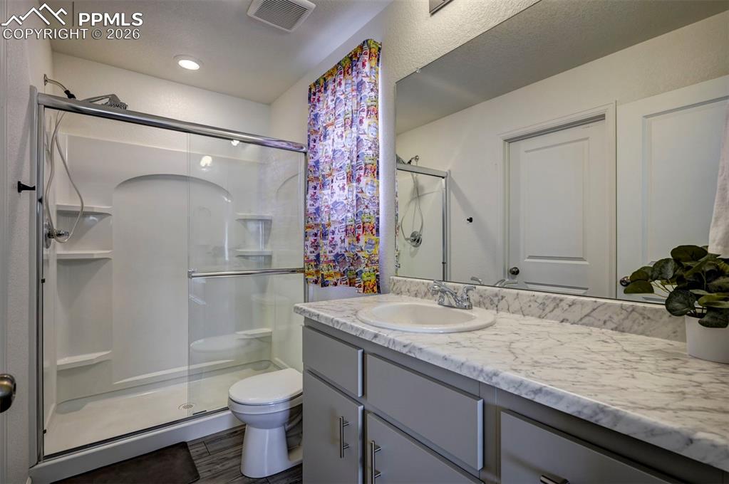 Image 15 of 26: Bathroom